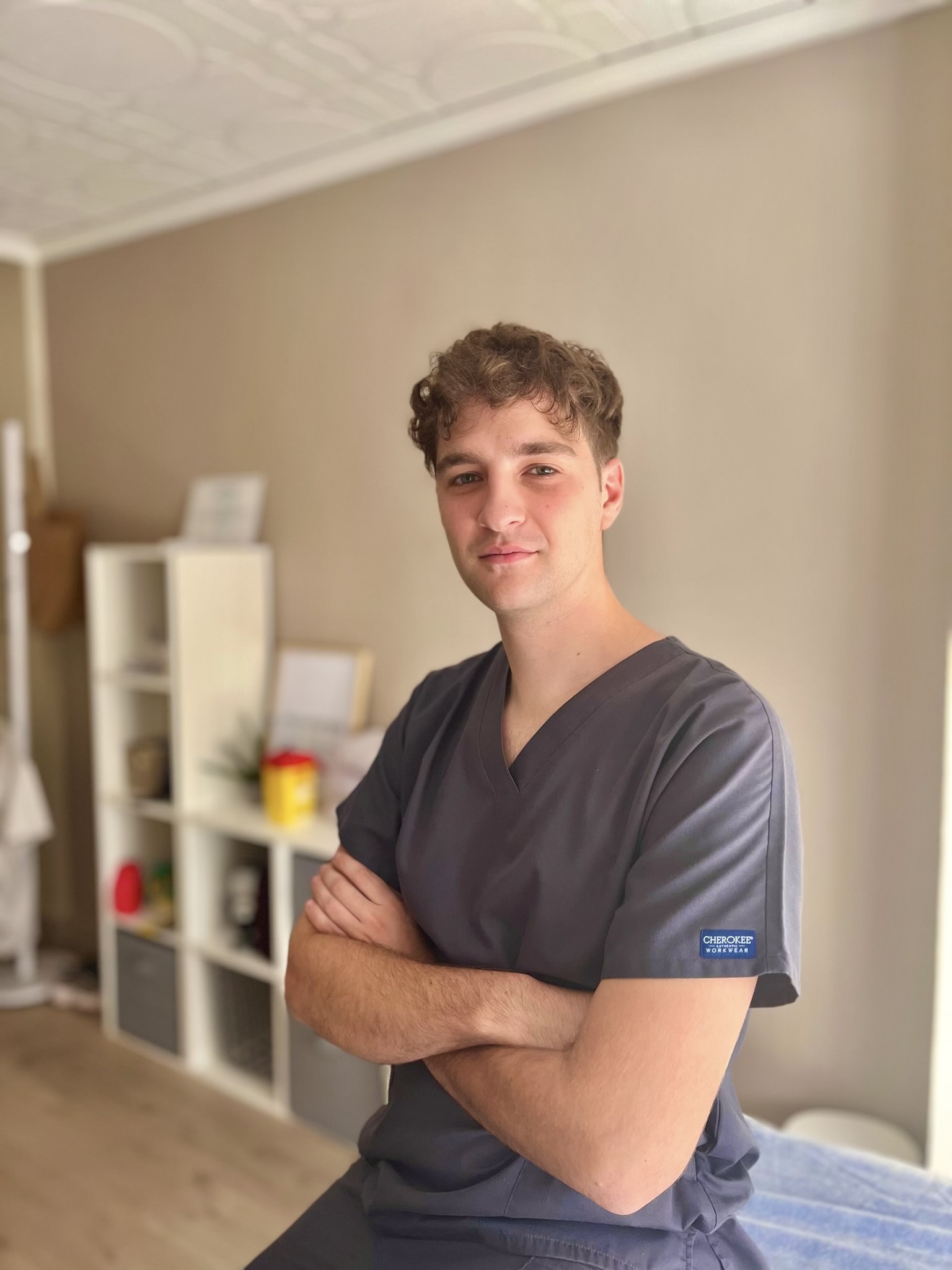 Alejandro Esteve, fisioterapeuta en su consulta de Ibi